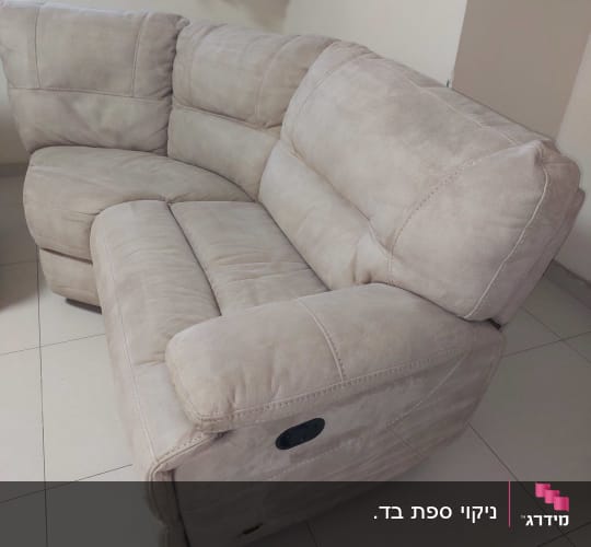 ספה פינתית בהירה על רצפת אריחים